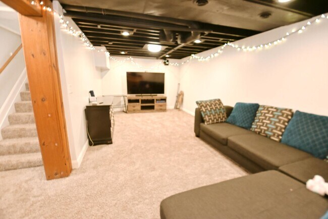 Building Photo - 3 bedroom home located 1 mile from the University of Notre Dame