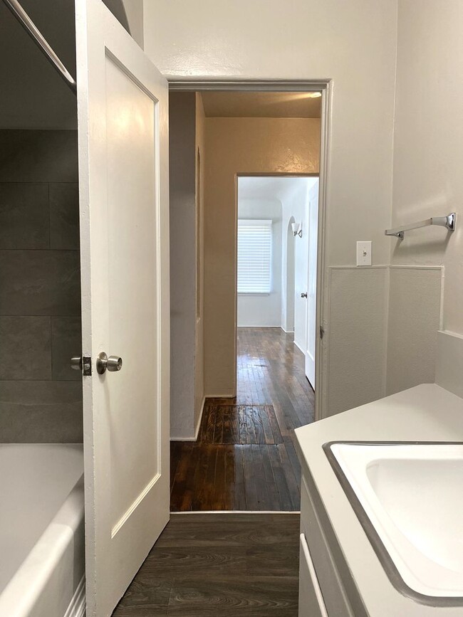 Building Photo - Lovely 2-bdrm./1-bath home with bonus room available now!