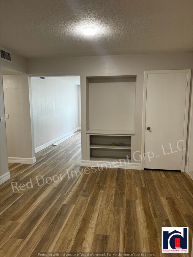 Building Photo - Renovated Spacious 2/2~w/All-in One Washer...