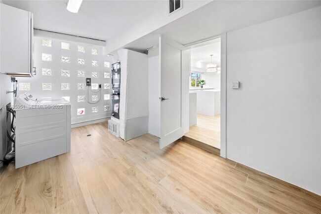 Building Photo - 10001 E Bay Harbor Dr