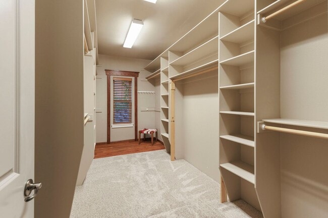 Building Photo - NW Grants Pass, Class, Style and Views!!!