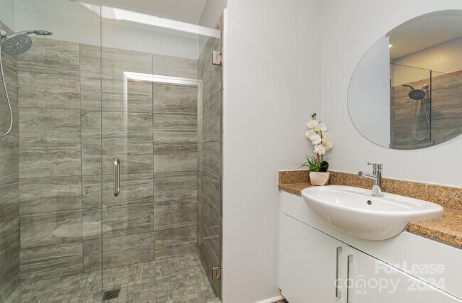 Building Photo - 307 W Trade St