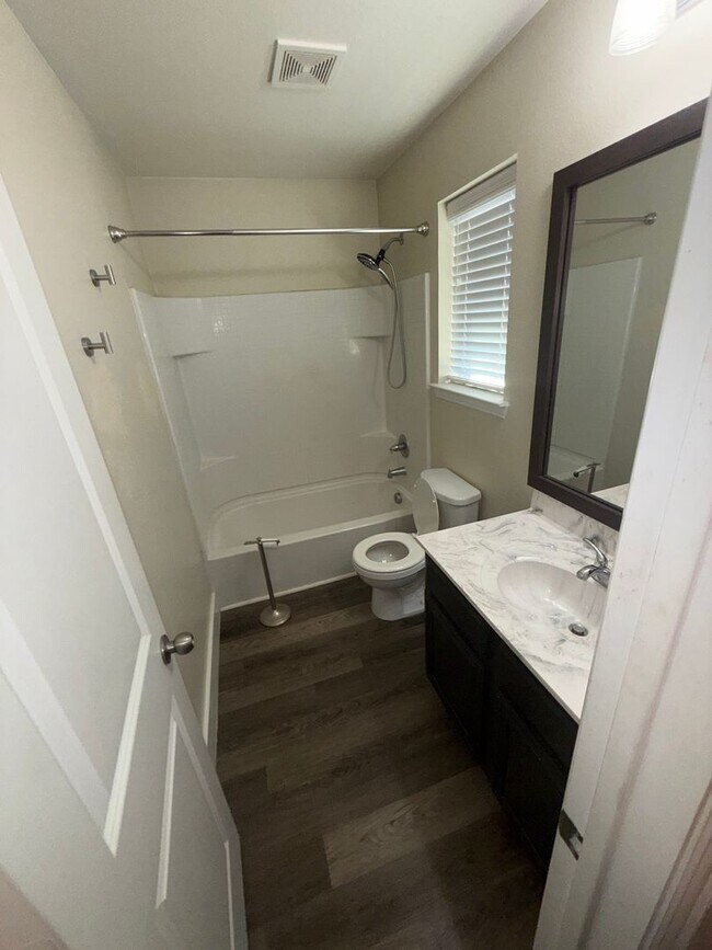 Building Photo - $1,1000 OFF YOUR FIRST FULL RENT IF YOU ARE READY TO MOVE!!!!!River Garden Addition 3 bed 2 1/2 b...