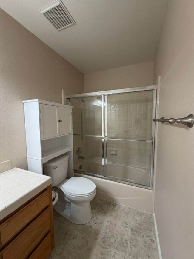 Building Photo - End unit in quiet Campbell location!