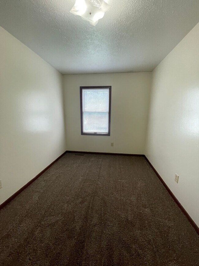 Building Photo - 521 S Silverwood Ln