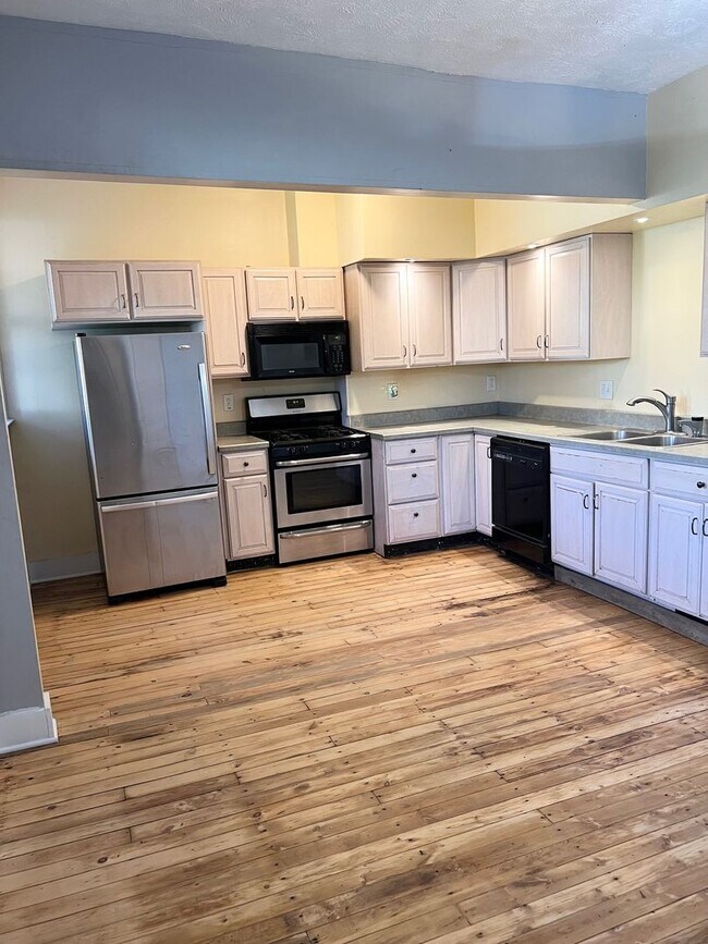 Building Photo - Newly Remodeled 3 or 4 Bedroom in Swissval...