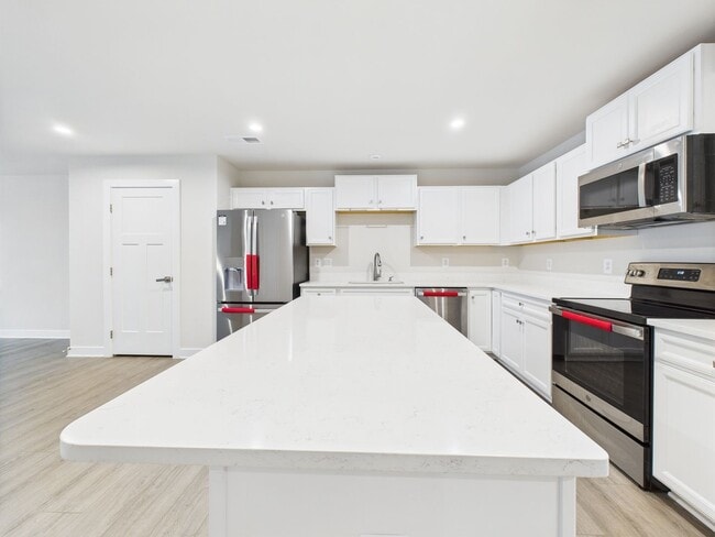 Building Photo - Functional Floorplan, Modern Comfort – Wel...