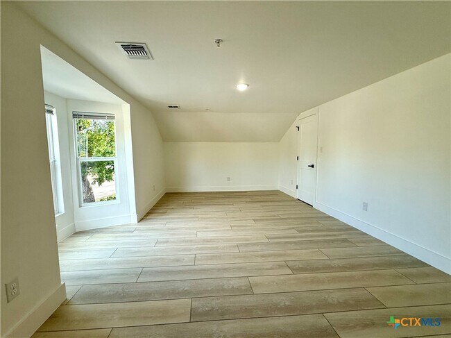 Building Photo - 2204 W San Antonio St
