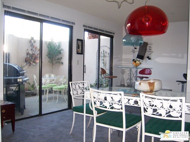 Building Photo - 882 Village Square N