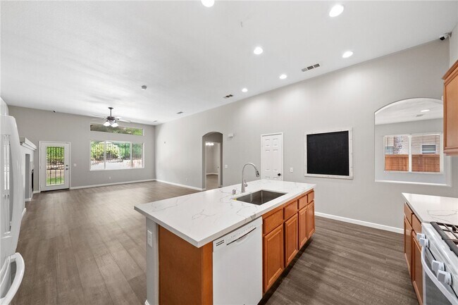 Building Photo - 24898 Sunset Vista Ave