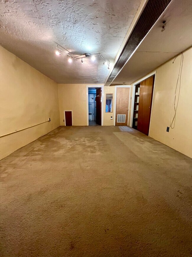 Building Photo - 3333 Chippendale St