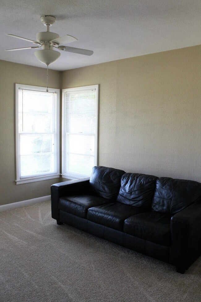 Building Photo - 2347 Edgemont Dr