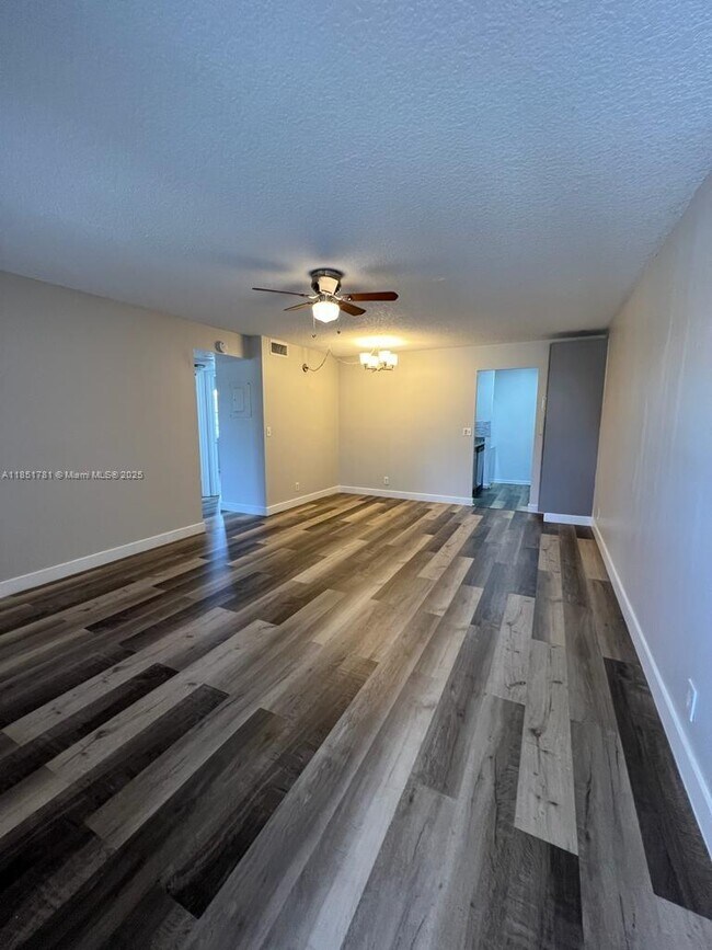 Building Photo - 9992 Twin Lakes Dr