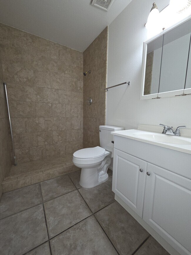 Building Photo - 1418 E Broadmor Dr