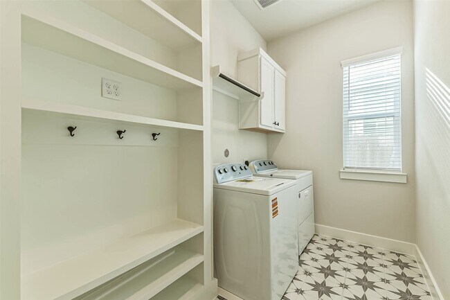 Building Photo - 9243 Trimble Lndg Dr