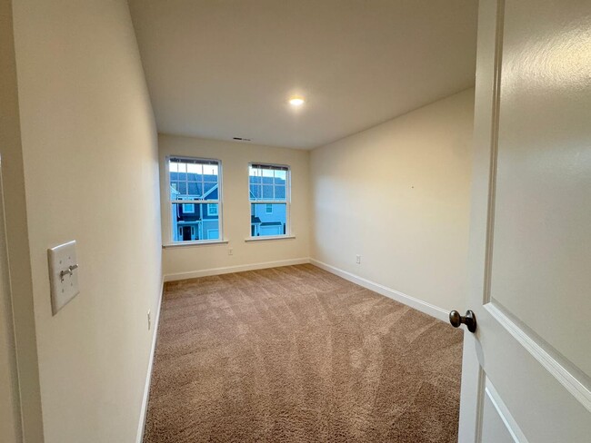 Building Photo - Come see this lovely townhome in a desirab...