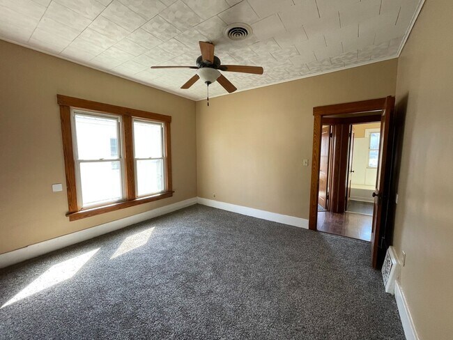 Building Photo - 2 Bed/ 1 Bath with Garage