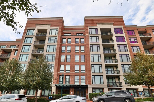 Building Photo - Pets Welcome!! Private Garage Parking Avai...