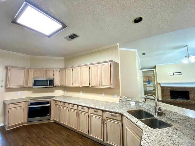 Building Photo - Introducing this inviting 3-bedroom, 2-bat...