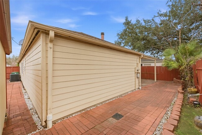 Building Photo - 8819 Kindlewood Dr