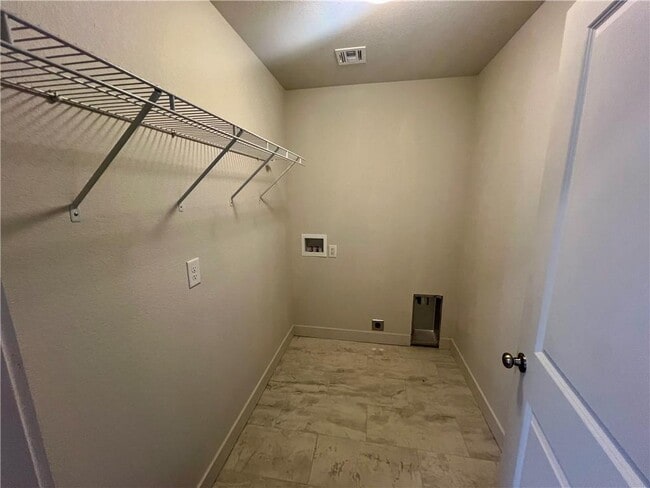 Building Photo - 662 White Oak St