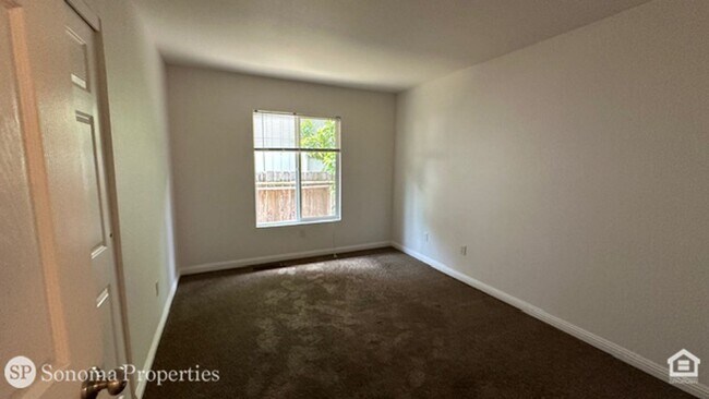 Building Photo - Spacious 4 Bedroom Eastside Home