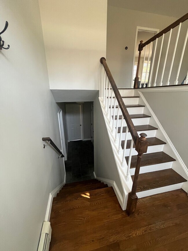 Building Photo - Great 3 Br / 2 Ba Split Level Home in Sandwich