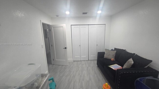 Building Photo - 5530 SW 38th St