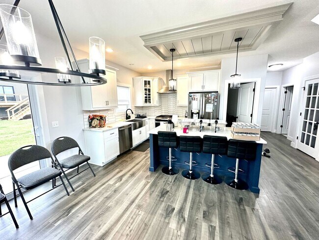 Building Photo - Spacious 5 Bed Home in Bloomington