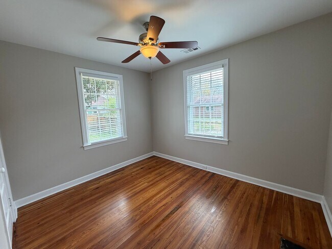 Building Photo - Cozy 2/1 Brick House in Celanese- $1,250