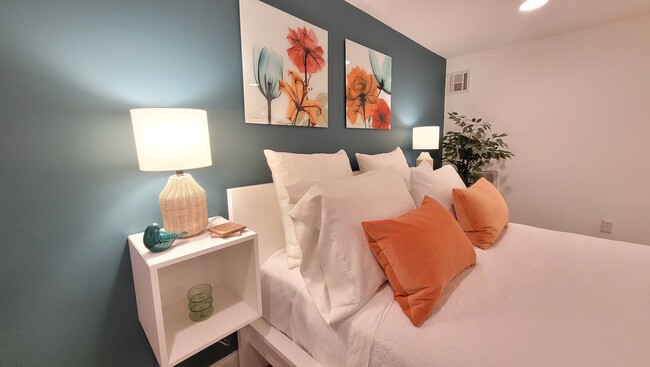 New comfy queen bed - 7109 Peachtree Rd