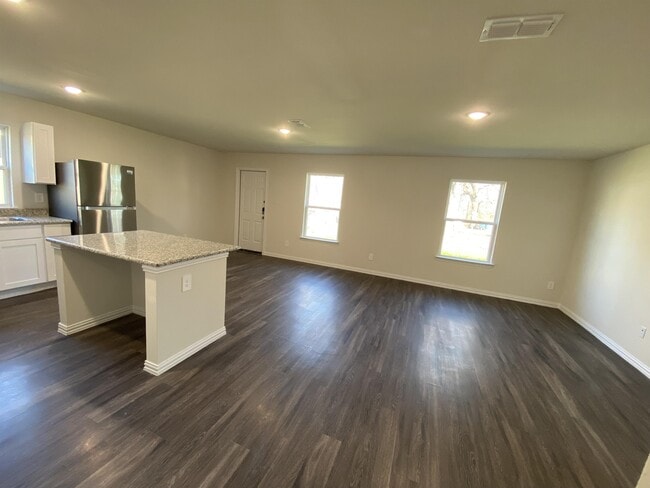 Building Photo - 104 Holiday Dr