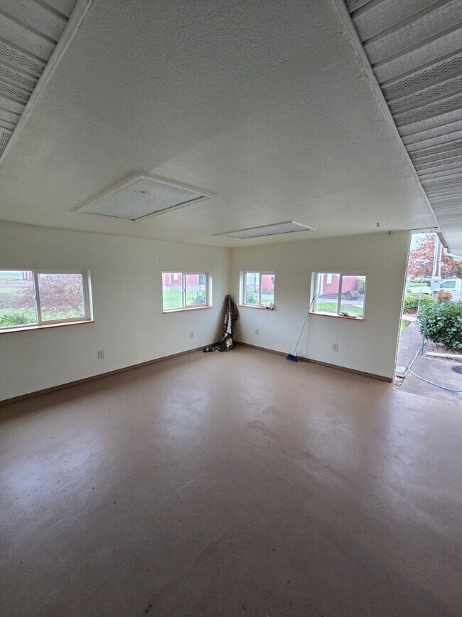 Building Photo - Pet Friendly 3 Bed / 2Bath Home with 2 Gar...