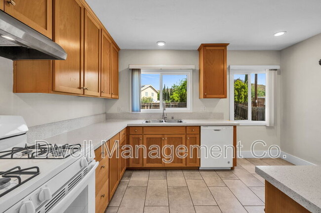 Building Photo - 1430 Diamond Ln