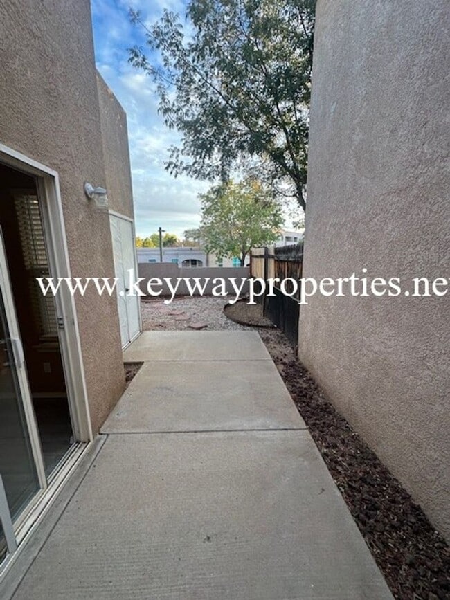 Building Photo - 10420 Gutierrez Rd NE