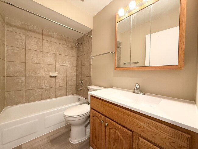 Building Photo - 915 Westmoreland Dr