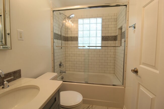 Building Photo - 2 Bedroom 1 Bath Home In Prairie Village