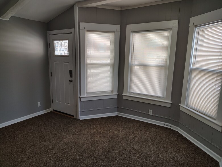 Living room - 20 Averill St