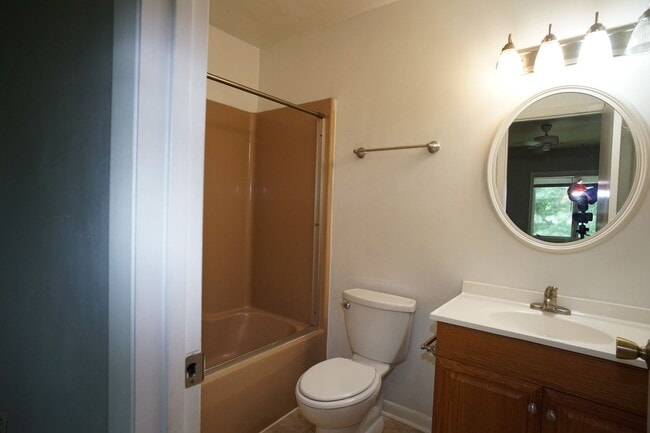 Building Photo - 3 Bedroom / 2 1/2 Bathroom.  Close to Campus.  On PHD bus route.