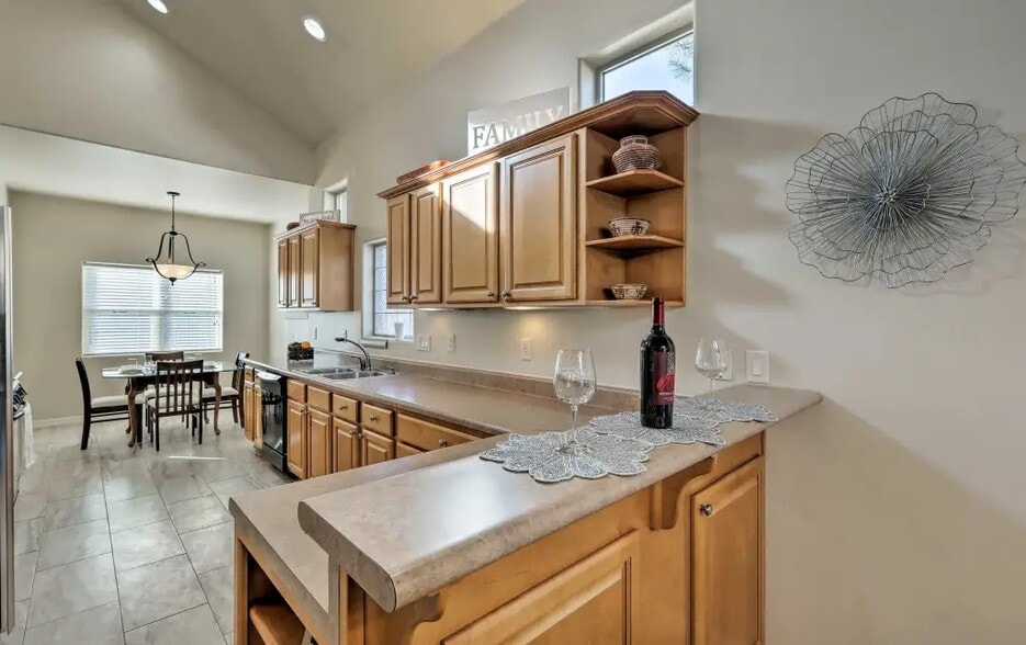 Breakfast nook - 210 W Cedar Ave