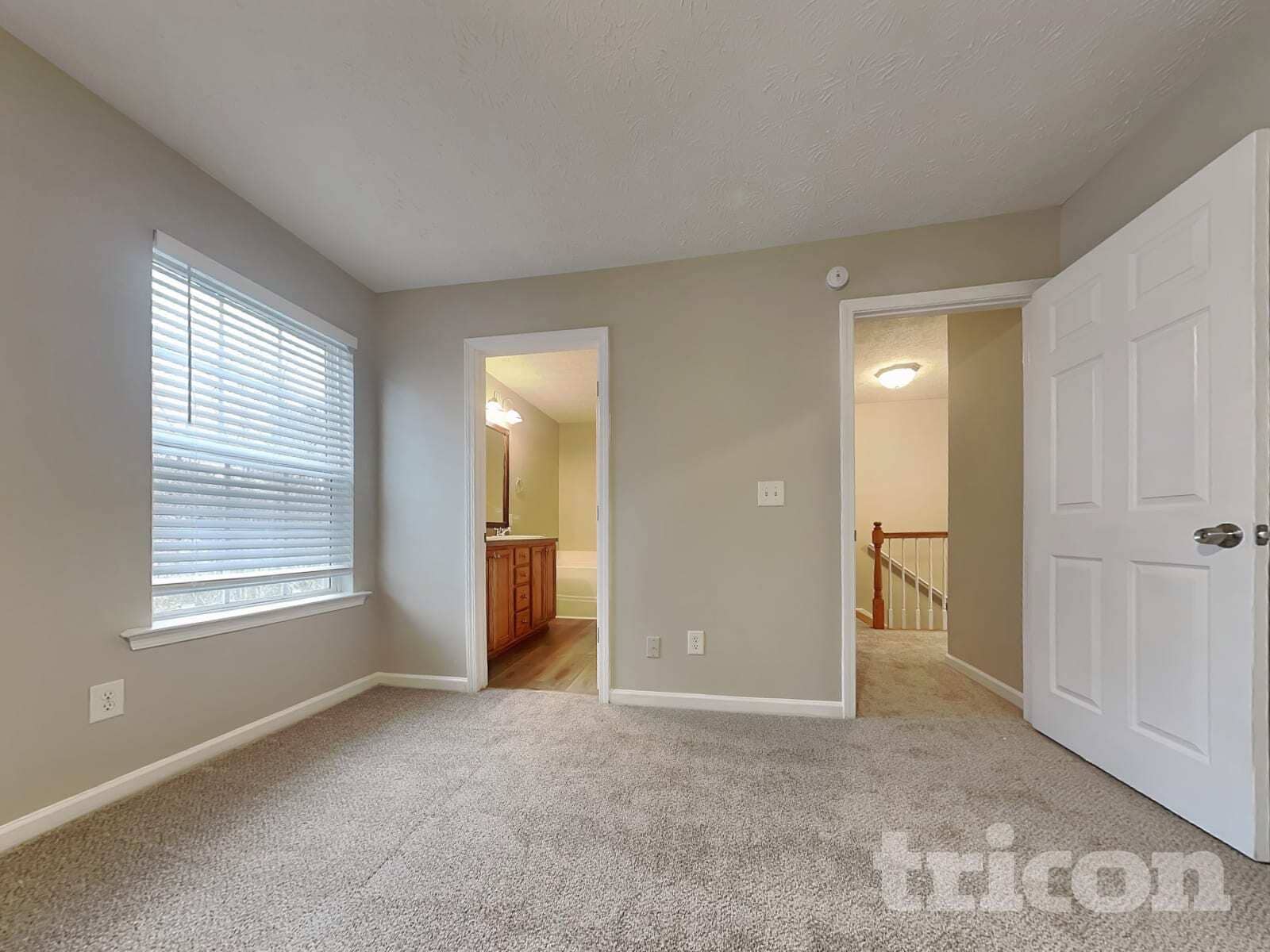 Building Photo - 37 Roxbury Ln