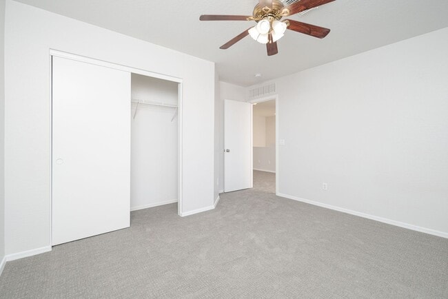 Building Photo - 4 bed, 2.5 bath, 2,251 sqft