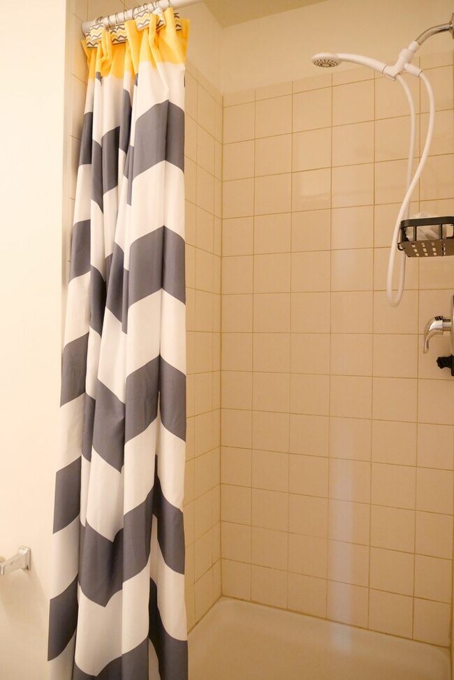 Building Photo - Beautiful Fully Furnished 4-Bedroom Home i...