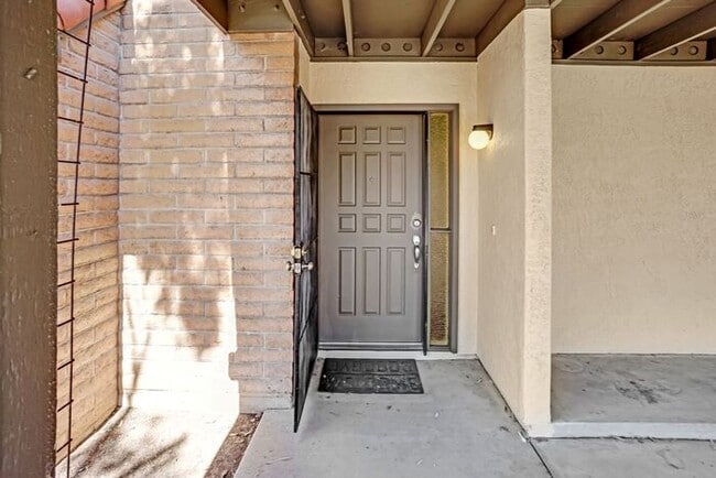 Building Photo - Pending / Rented - Vaulted Elegance in Old...