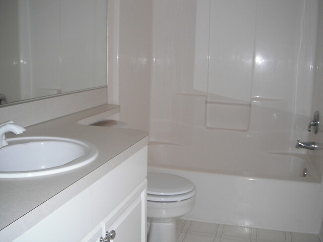 Building Photo - Spacious home and yard ready for you!