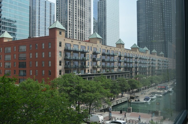 Building Photo - 440 N McClurg Ct