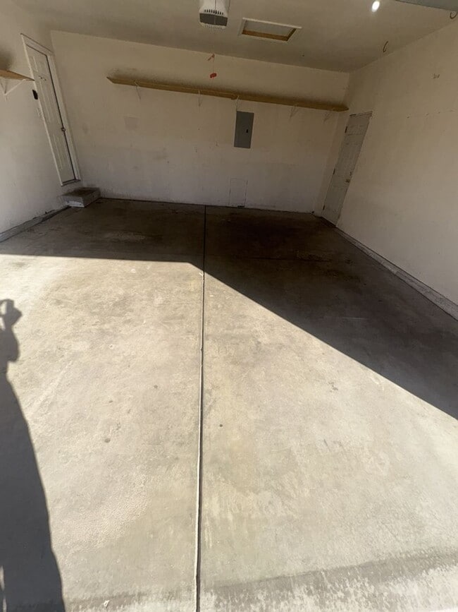 Building Photo - Spacious 5 Bedroom, 3 Bath Ranch Home with 2-Car Garage