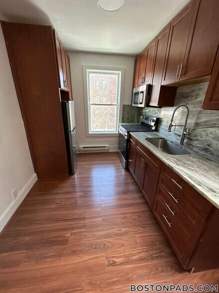 Building Photo - 682 Parker St