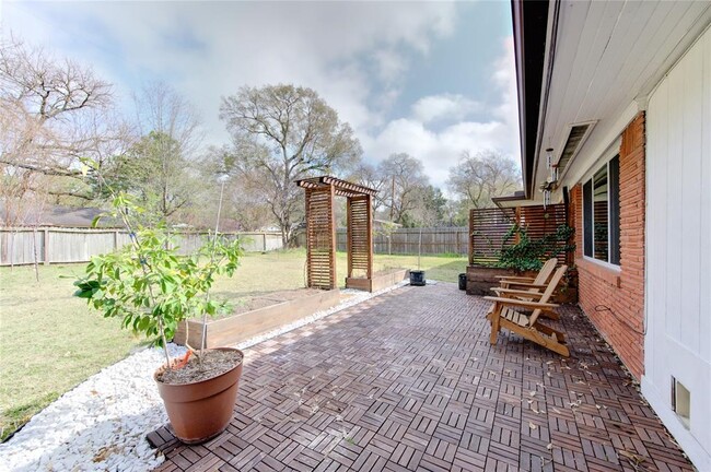 Building Photo - 6026 Clarewood Dr