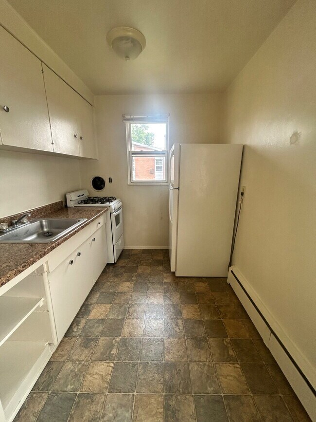 Building Photo - Available now! 2 bedroom, 1 bath apartment...